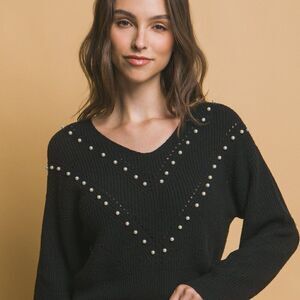 Black Fall Pearl Sweater‎